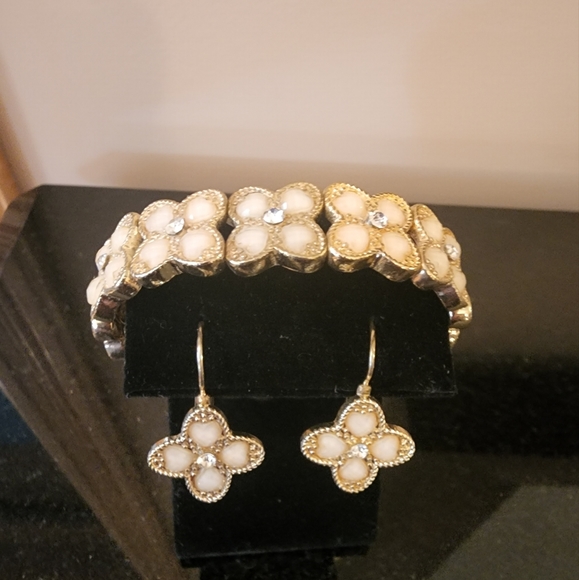 White Clover Bracelet and Earring Set - Picture 1 of 4